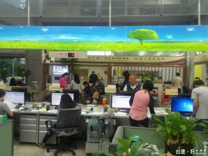 地方稅務局人員受理民眾申請自用住宅