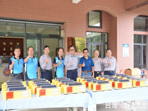 太平坪林和宏龍警友站贈爆閃燈。林重鎣攝