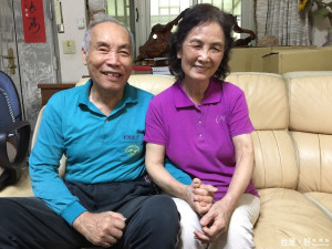 前港明高中校長林進山、西港國小老師黃春桂賢伉儷鶼鰈情深，退休後過著閒雲野鶴的日子，並出書書畫全集。(記者/黃芳祿攝)