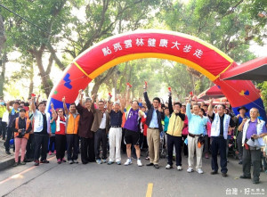 由立委劉建國、聯合會理事長邱泰源、副局長吳英郎、斗六分院長趙文元、醫師公會理事長吳欣席及丁榮哲等鳴槍起走。（記者蘇榮泉攝）