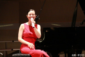 仙杜拉於現場進行鋼琴演奏與分享，音樂聲飄揚於演藝廳。