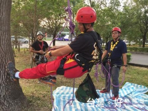 「樹攀繩索訓練」義勇特種搜救隊展專業 
