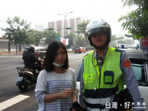女駕駛感謝警員推車。林重鎣攝