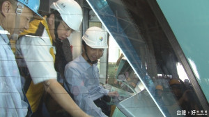 淡海輕軌首列車正式亮相　朱視察慰問團隊