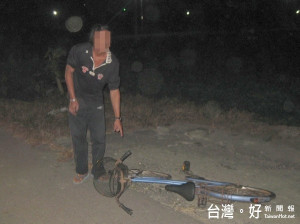 嫌犯帶同警方在荒煙漫草中找到失竊腳踏車，警詢後依竊盜罪嫌函送地檢署。（記者陳昭宗拍攝）