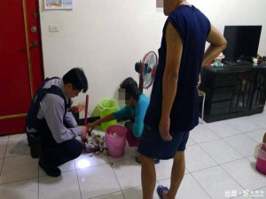 毒兒啃老不工作其母大義滅親報警逮人，警方在垃圾桶找到毒品吸食器