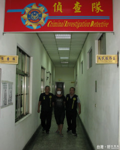 前科累累的李姓男子半個月前在學甲區涉嫌飛車搶奪案，被逮捕歸案移送法辦。（記者邱仁武／攝）