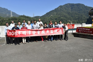 各界參與明潭電廠下池水庫的魚苗放流活動。