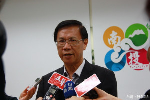 林明溱縣長主張開放農業外勞解決採茶缺工問題。（記者扶小萍攝）