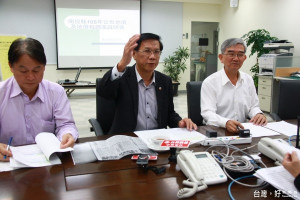 南投縣長林明溱稅務局長周敏正地政處長簡青松說明地價稅調整後影響不大。（記者扶小萍攝）