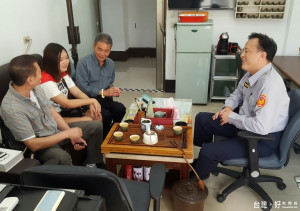 大陸籍傅姓女子完成千里尋父心願，偕同父親一起向警方致謝。