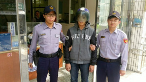 竊盜逃犯見警臨檢欲閃躲，眼尖警所長一眼識破循線追出多起竊盜。
