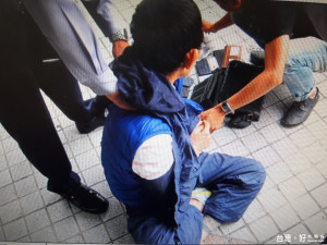 莊嫌發狂般的與員警扭打拒捕，最後被黃員用柔道「大外割」摔倒在地後被制服。