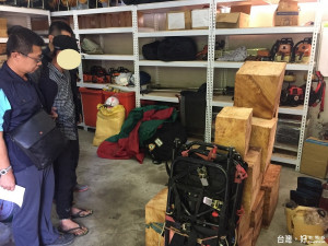 林管處與保七第六大隊逮獲外籍移工盜取林木製成的角材涉嫌出售圖利。
