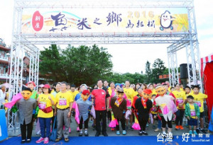 桃園市長鄭文燦20日清晨前往新屋區長祥宮出席「2016新屋魚米之鄉馬拉松」。