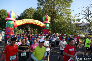 由財政部中區國稅局竹山稽徵所承辦的「愛熱血.小鎮漫跑」暨防制菸品稅捐逃漏宣導活動，1千2百位大小參賽者於20日在竹山國中熱鬧開跑～