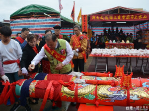 縣長陳光復獻酒敬樑神（圖／澎湖縣政府）