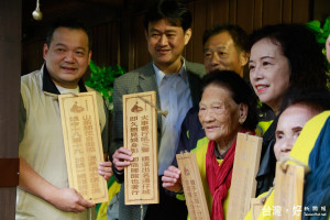 溫泉四句聯情詩掛牌，礁溪溫泉季更有趣。〔圖／宜蘭縣政府工旅處提供〕