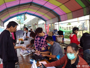 衛生單位辦理免費癌症篩檢、流感疫苗接種，為民眾健康把關。〈記者吳素珍攝〉