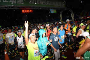 第三屆南投馬拉松賽於27日早上5時20分鳴槍起跑，選手魚貫衝出起跑點，展開各組挑戰，場面非常壯觀。