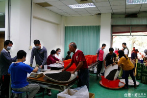 南投縣鹿谷鄉農會2016冬茶賽26、27兩日為繳茶日，今年報名件數計有6564件(人)，繳茶件數高達6561件參賽﹙只有3件缺繳﹚，刷新農會40年來比賽茶最高紀錄。
