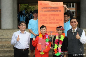 南投高中蔡佳穎拿下全國布農語朗讀第一名受到校長等歡迎。