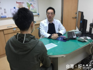 罹患原發性頭痛病例，做愛時就會發生頭痛，大甲光田醫院神經內科

醫師楊鈞百一連接獲倆例，數週服藥治療後，頭痛皆獲得改善。（記

者陳榮昌攝）