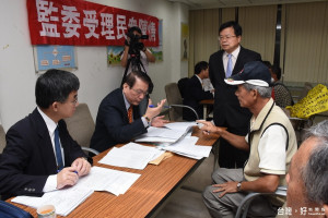 監察委員李月德、陳慶財接受南投民眾陳情。（記者扶小萍攝）