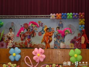 中市外埔區長青學苑昨日舉辦結業典禮，學員在舞台上穿著鮮艷，表

演一年所學的舞蹈，獲得熱烈掌聲及肯定，場面十分熱鬧。
                              （記者陳榮昌攝）
