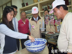 大安區農會三十日舉辦飛天豬安農香腸節暖身活動，醃腸伯仔與民眾

玩骰子輸贏香腸，情節如復古，娛樂性高，場內笑聲目溢。（記者陳

榮昌攝）