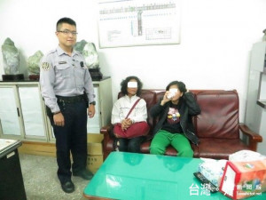 鐵路大甲派出所警員紀傑翔，昨晚從火車上找到智障高姓少女，大費

周章才找到其母，並讓帶回團圓，員警的盡責與努力，獲得高女家人

的致謝與肯定。（記者陳榮昌攝）
