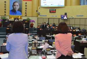 連任六屆國民黨議員洪玉鳳[背對左]、蔡淑惠[背對右]聯合質詢，先痛批市長賴清德口是心非虛偽，請非法定程序選出的賴議長下台換人主持
