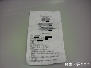 義警阻詐單據。林重鎣攝