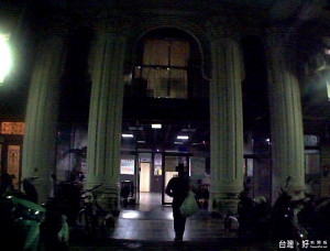 暗夜跟蹤心慌慌 暖警護送抵家門