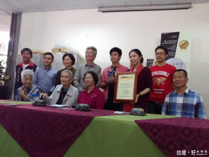 添興窯榮獲105年度優良創新老店獎項，辦理紀念版陶瓷特餐和親朋好友們分享，南投縣長夫人陳麗珠〈前排左3〉女士、集集鎮代表會主席吳大村〈右1〉、鎮長陳紀衡〈後排左2〉等人應邀參與。〈記者吳素珍攝〉