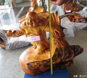 南投地檢署扣押一批精美藝品將辦拍賣。