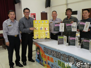 太平警方指導學校人員判斷毒品外包裝。林重鎣攝