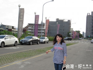 議員吳瓊華指植草磚不安全。林重鎣攝　