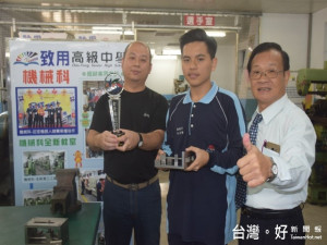台中致用高中三年級學生朱展勵（圖中），代表學校參加105學年度全

國高中職學校工業類技藝競賽鉗工種類，榮獲金手獎殊榮。（記者陳

榮昌攝）