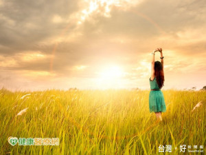年輕人不想近視　就曬點太陽吧！