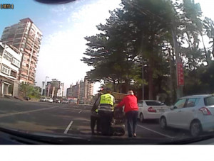 老夫婦「小跑車」沒電 警民協助推車返家