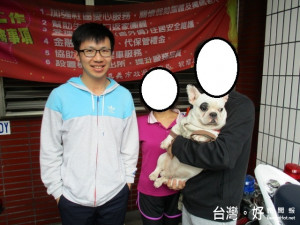 走失鬥牛犬遇警主動搭乘巡邏車求助