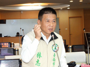 市議員林志展針對新市政中心議題質詢，呼籲賴市長要勇敢啟動建設新市政中心，讓老者可以看到台南的發展，後代可以依靠繁榮的台南。