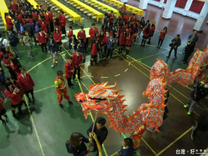 日本學生對自己能參與競技龍的舞龍體驗是既興奮又緊張。
