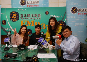 高茂傑(左二)與主持人陳思宇(左一)、Kelly(右二)及楊景棠(右一)合照