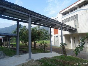 信義國中禮堂遮雨棚完工情形。