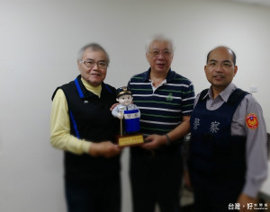警所長贈巡守隊獎盃、鼓舞士氣發揮警民合作