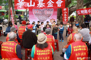 南投市大衛王等幼兒園小朋友歌舞娛老人。（記者扶小萍攝）