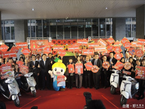▲高雄過好年整合了各大百貨、商圈、旅宿、連鎖通路與電子商務店家等近千家特約商店。（圖／記者許凱涵攝）