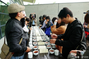 南投縣魚池鄉公所為了讓咖啡館消費者更加認識日月潭紅茶風味，特於亞洲大學現代美術館內的芒果咖啡館辦理首場「日月潭紅茶前進咖啡館」品茶會活動。